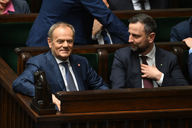 Premier Donald Tusk oraz wicepremier, minister obrony narodowej Władysław Kosiniak-Kamysz na sali obrad Sejmu w Warszawie