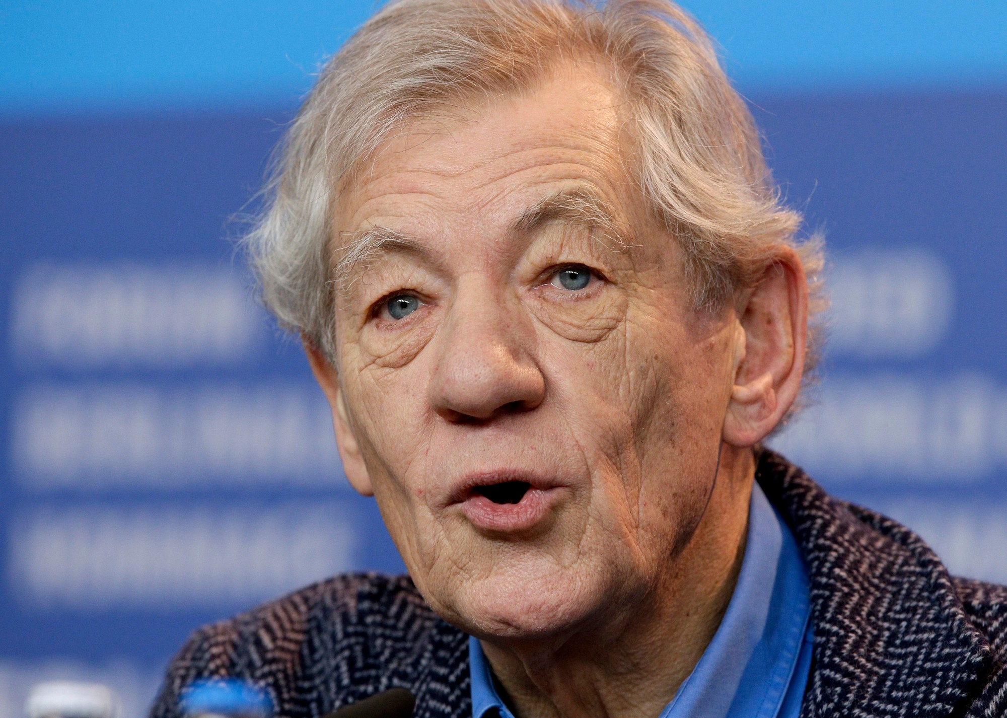 Britský herec Ian McKellen sa zotavuje po páde z javiska divadla v Londýne.