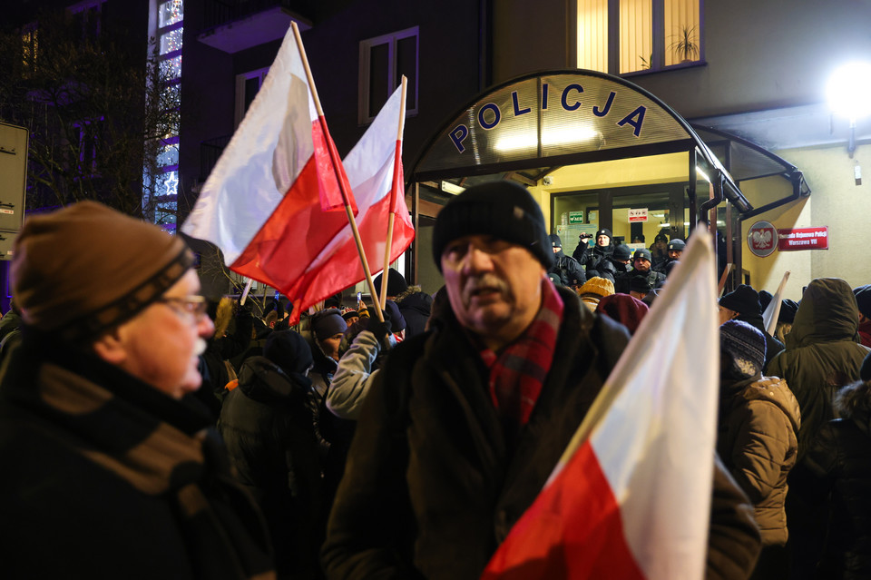 Uczestnicy protestu przed Komendą Rejonową Policji przy ul. Grenadierów w Warszawie