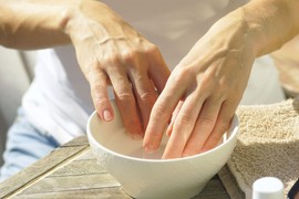 Jedna obična kuhinjska NAMIRNICA može da učini ČUDA ZA VAŠE NOKTE: Koristite je jednom nedeljno za besprekoran manikir