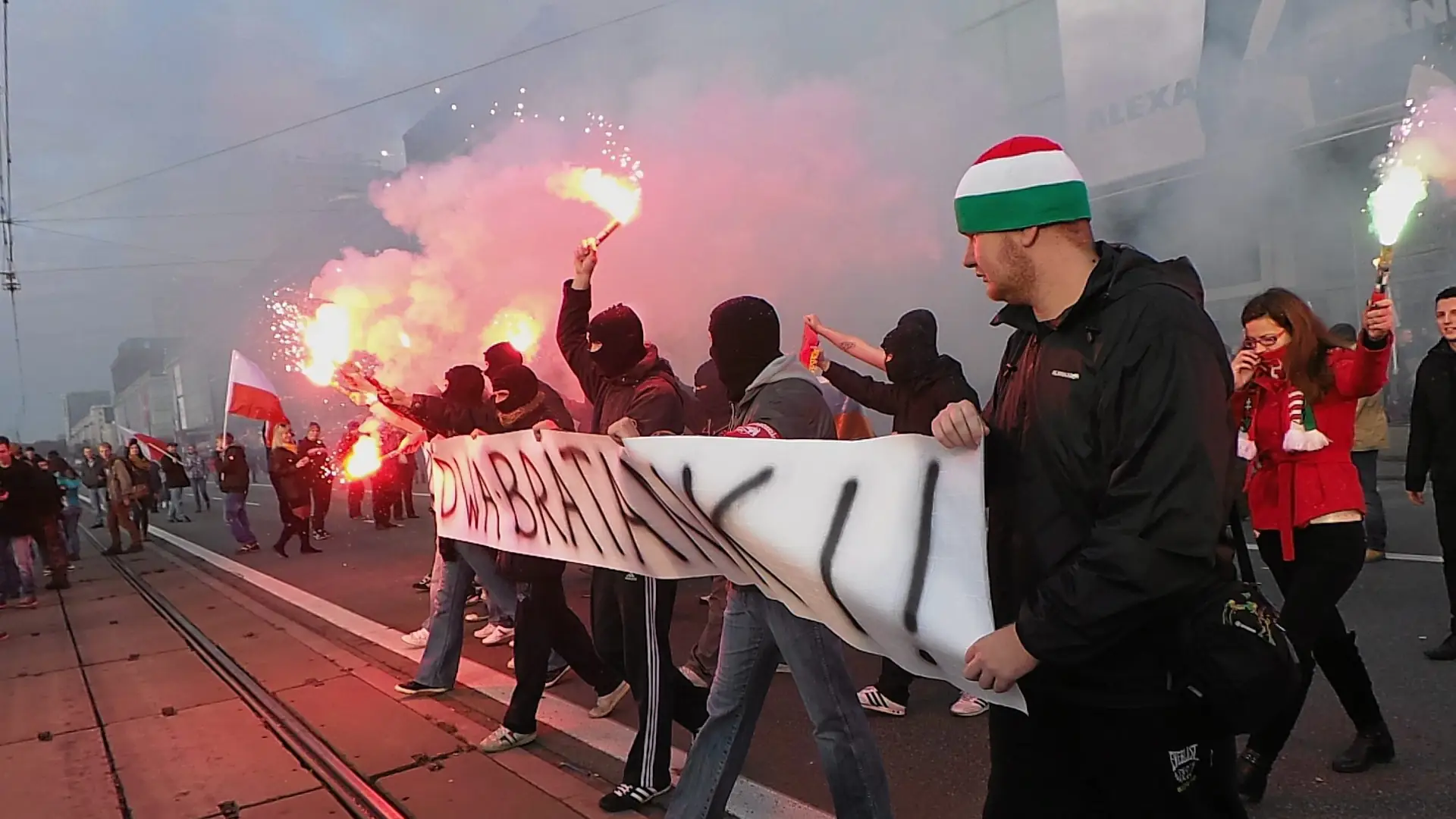 Jak głupim trzeba być, żeby w Dniu Niepodległości równać znak Polski Walczącej z symbolami neonazistowskimi?