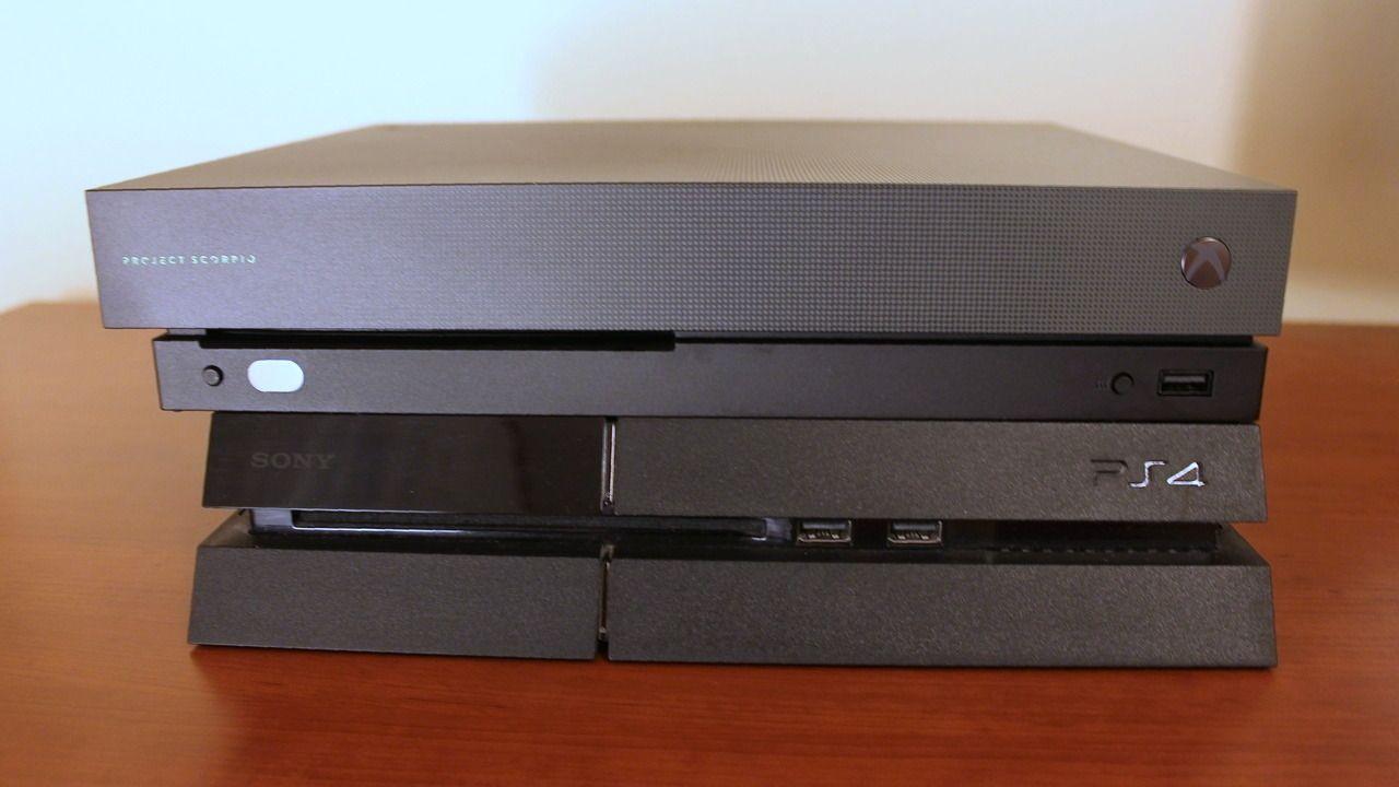 Po stránke dizajnu sa Xbox One X posunul tým správnym smerom od vydania prvej verzie. Na obrázku je Xbox One X spolu s konzolou PlayStation 4 Pro.
