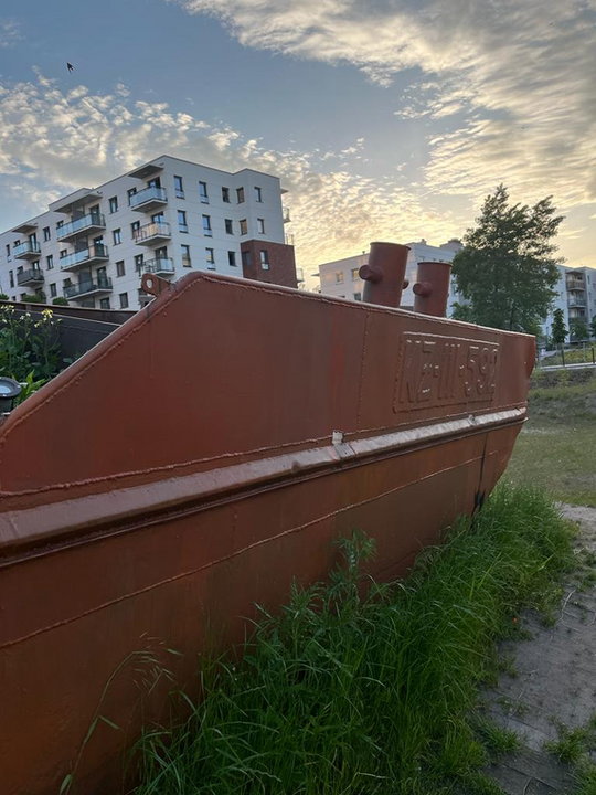 Wrocław: w centrum osiedla ustawiono barkę rzeczną. Wkrótce zmieni się w las