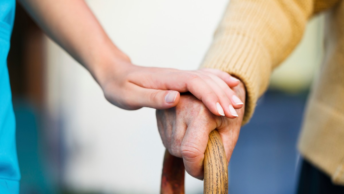 W Polsce z otępieniem żyje ponad 500 tys. osób, w tym ponad 300 tys. cierpi na chorobę Alzheimera. Pomimo że choroba ta dotyka coraz więcej osób i ich rodzin, nadal brakuje profesjonalnego systemu wsparcia. Fundacja TZMO „Razem Zmieniamy Świat” z myślą o opiekunach osób z demencją przygotowała specjalny program.