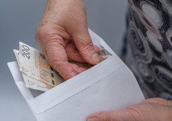 Kiedy trzynasta emerytura 2025? Pierwsze wypłaty trzynastych emerytur już za kilka dni! Oto harmonogram wypłat oraz stawki brutto i netto [TABELA]