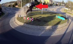 Słynny kierowca-lotnik nie pamięta 'skoku' przez rondo. Lądując zniszczył teren kościoła