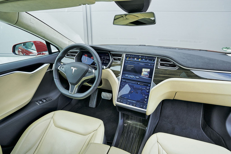 Brutal kontra anioł - czyli, Dodge Charger Hellcat kontra Tesla Model S P85D