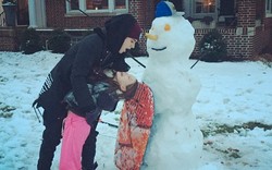 Justin Bieber jak każdy dzieciak – lubi ulepić bałwana!