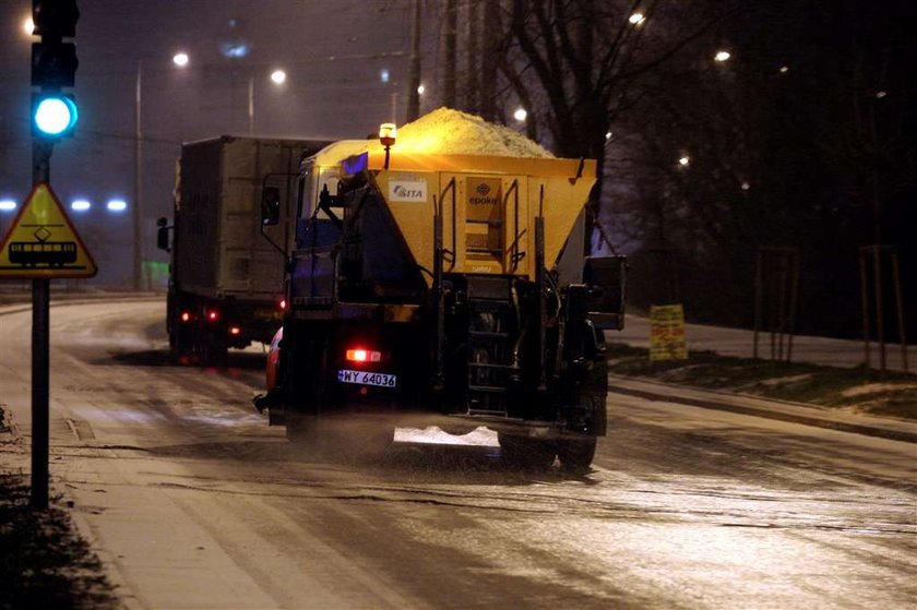 Sypać solą czy żwirem?