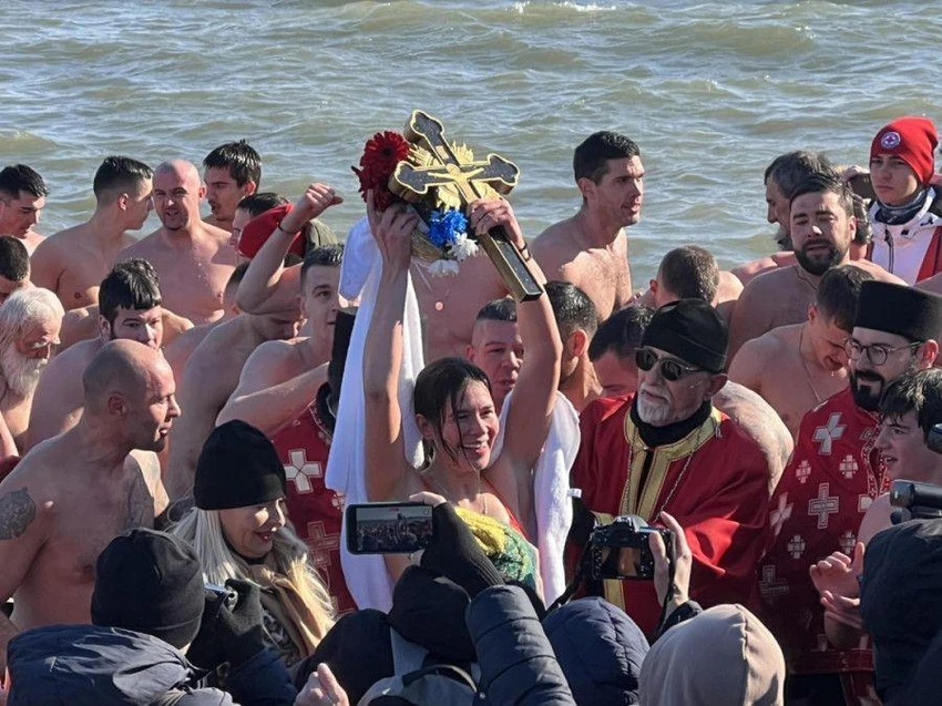 Maša, 21-godišnja studentkinja ekonomije, prva je doplivala do časnog krsta u Zemunu, koje je održano 29. put. Bilo je više od 400 učesnika manifestacije, među kojima i 30 devojaka | Foto: Goran Sivački