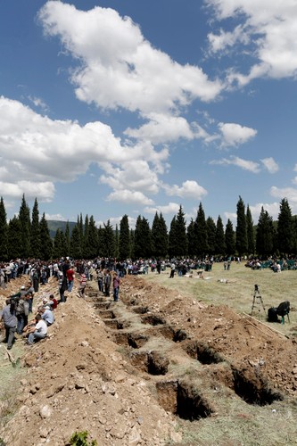 Setki wykopanych grobów dla ofiar katastrofy w kopalni