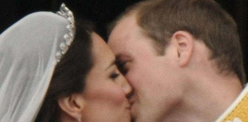 Pocałunek Williama i Kate krok po kroku