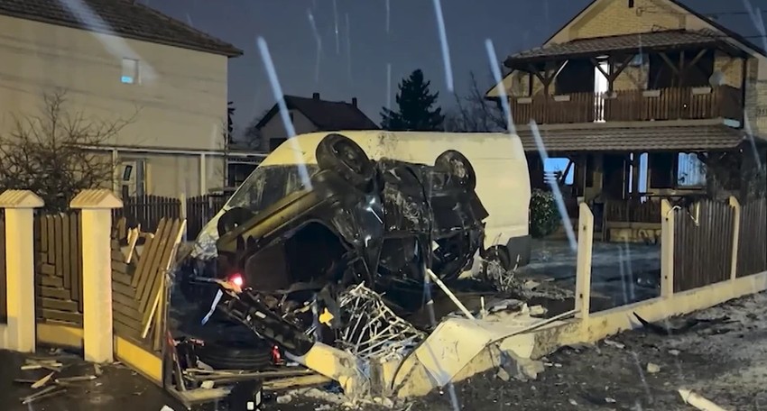 Ilegalne trke u Sremčici, slupan automobil, oštećena ograda