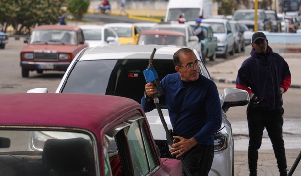 Dugi redovi na benzinskoj stanici u Havani, Kuba, 27. januara