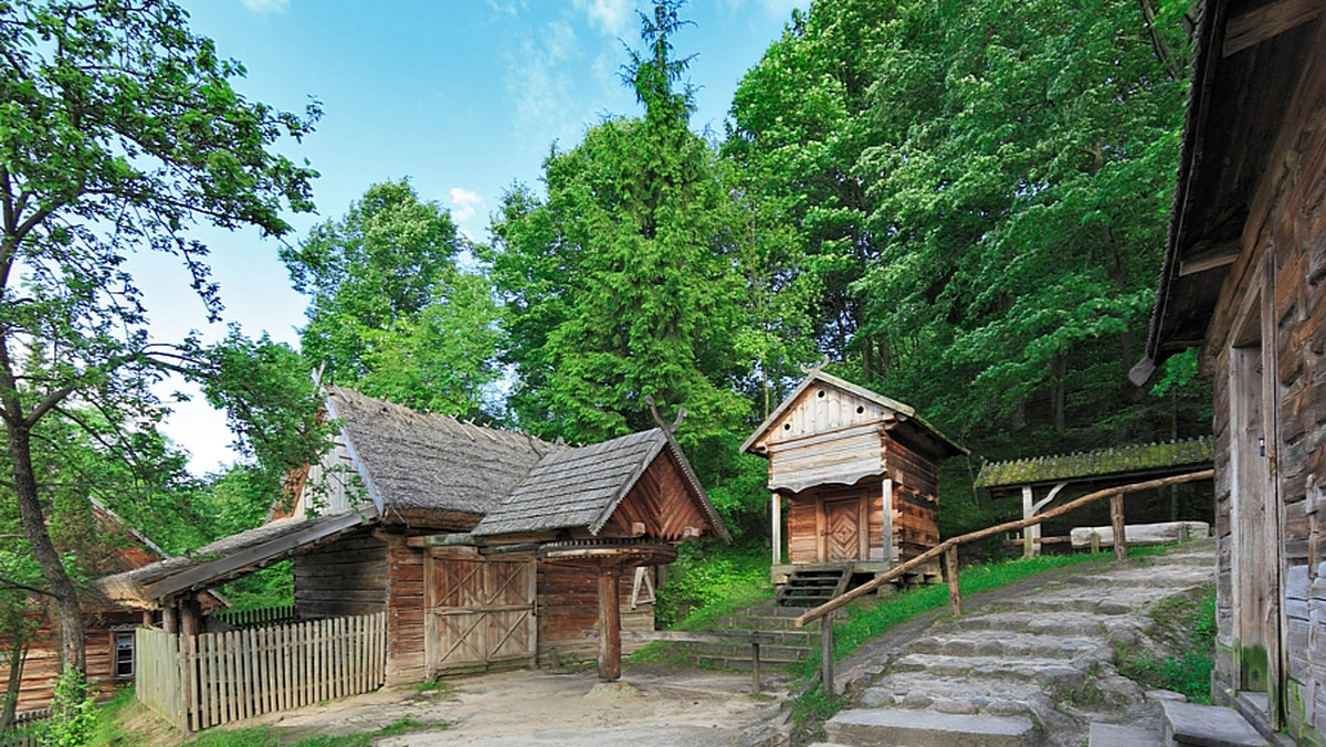 Park Etnograficzny Ziemi Żywieckiej powstaje w gminie Ślemień (Śląskie). Znajdzie się w nim 17 zabytkowych obiektów. Alicja Wątroba z miejscowego Urzędu Gminy powiedziała w środę, że prace już się rozpoczęły, a otwarcie zaplanowano na drugą połowę 2012 roku.