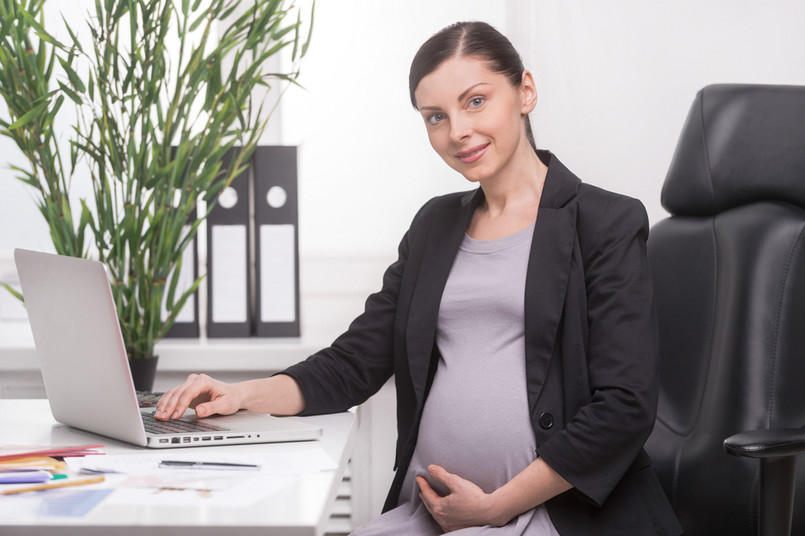 Kobieta w ciąży w pracy