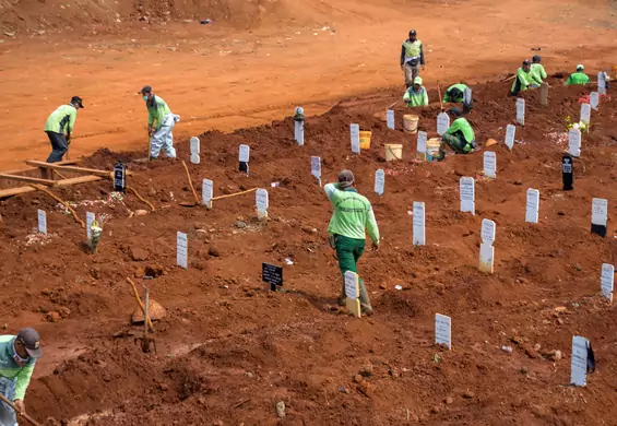 Przeciwnicy noszenia maseczek ukarani. Musieli kopać groby dla ofiar koronawirusa