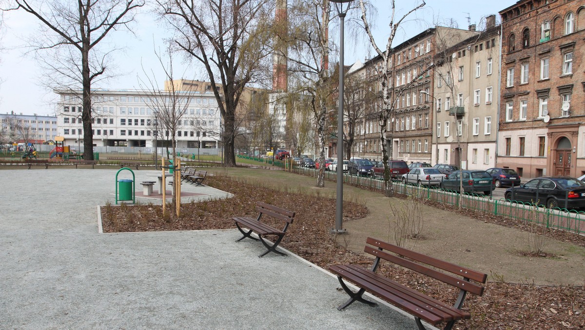 Od lutego, w nowej siedzibie Instytutu Pamięci Narodowej we Wrocławiu przy pl. Strzeleckim znajduje się Biuro Edukacji Publicznej i administracja. To oznacza, że wrocławski IPN jest w trzech lokalizacjach – archiwa i biuro lustracyjne są przy ul. Sołtysowickiej, komisja ścigania zbrodni przeciwko narodowi polskiemu jest przy ul Paprotnej 14 oraz siedziba przy pl.Strzeleckim.