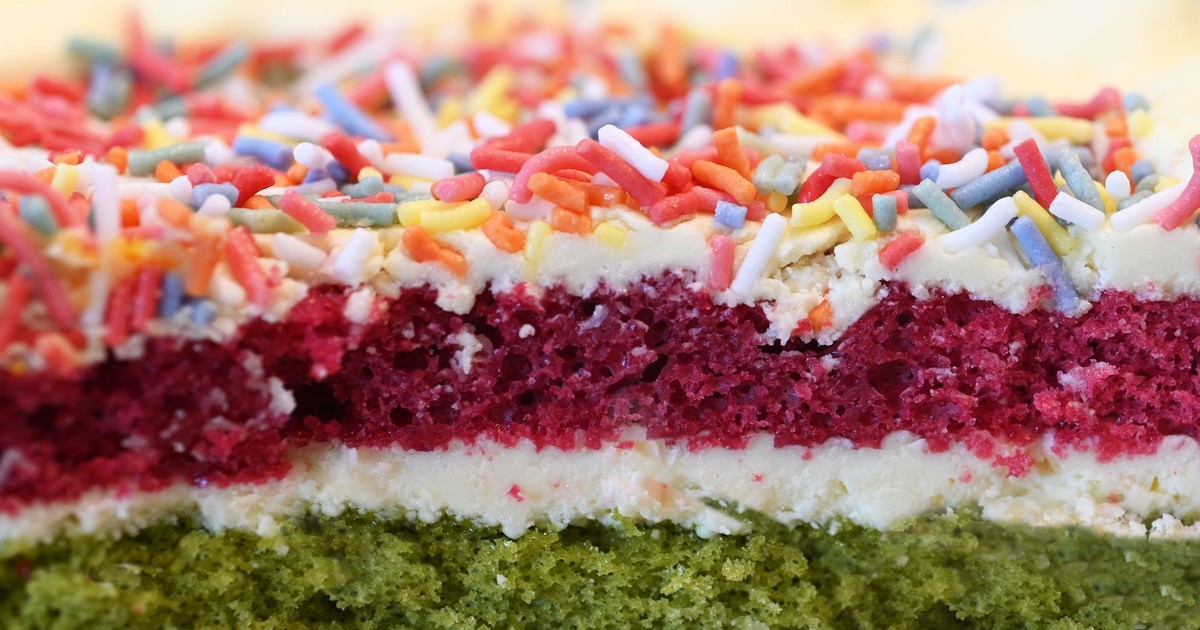 A hyper-realistic cake designer shows his 'a day in the life' creations ...