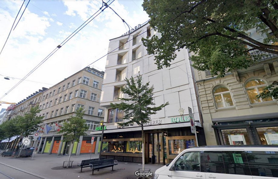 Biały budynek przy Bahnhofstrasse kryje w sobie krainę luksusu
