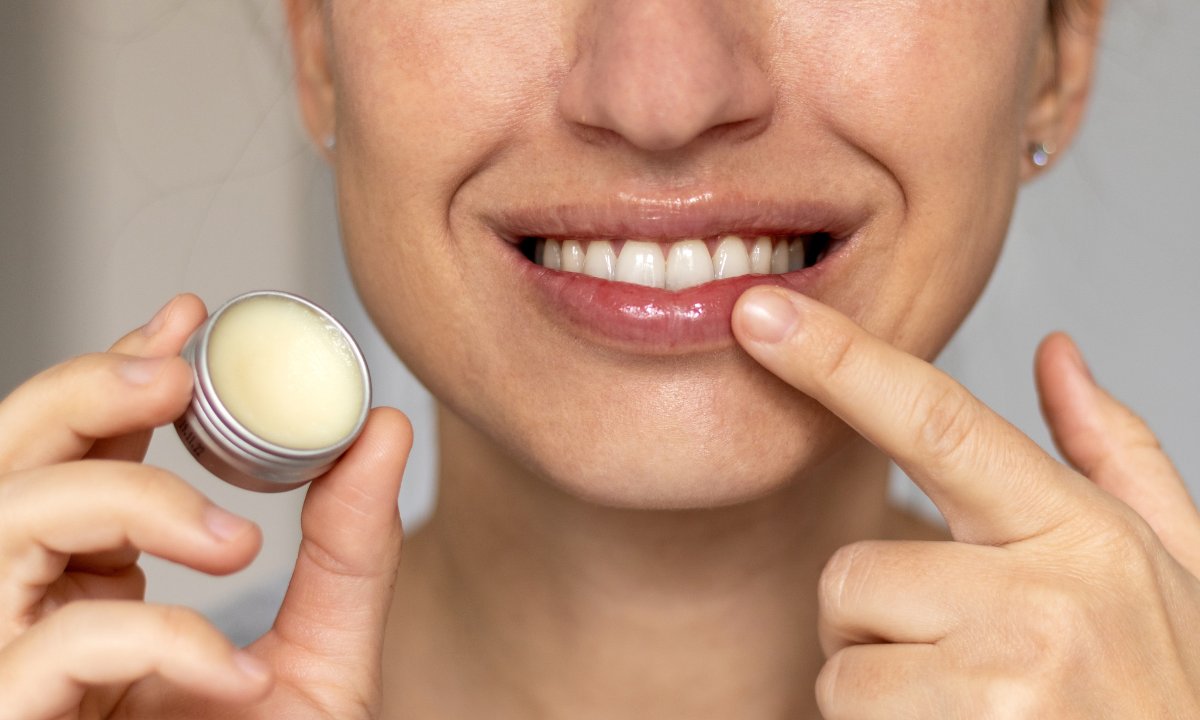 Black Week: spierzchnięte i popękane usta? To masełko w 4 odcieniach nawilża i chroni