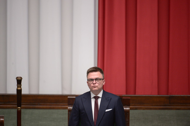 Marszałek Szymon Hołownia na sali obrad Sejmu w Warszawie