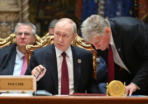 Vladimir Putin i Dmitrij Peskov