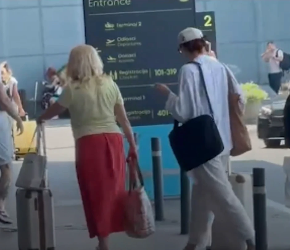 Suzana Mančić sa ćerkom na aerodromu