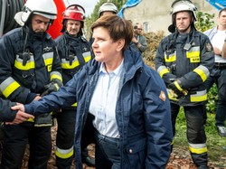 Szwy ledwo to wytrzymały. Talia premier Szydło w fatalnie dobranych jeansach dosłownie wołała o ratunek. FOTO