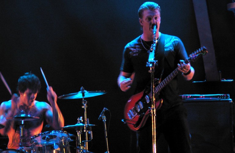 Open’er Festival<br /><br />
3–6.07, GDYNIA<br /><br />
Tego festiwalu w zasadzie nie
trzeba reklamować. Dość napisać,
że wystąpi na nim jedna z najważniejszych
grup ostatniego czasu,
czyli Blur Damona Albarna. Ale zagrają też inni arcyważni
artyści. Chociażby sam
Nick Cave i jego The Bad Seeds.
Poza tym jeden z najwybitniejszych
współczesnych kompozytorów
Steve Reich, który zaprezentuje
swoje wybitne dzieło „Music
for 18 Musicians”. W tym roku
minęła 37. rocznica jego prawykonania.
Pozostali ważni
goście Openera to bez wątpienia
<b>Queens Of The Stone Age</b>, Skunk
Anansie, Modest Mouse, Matisyahu,
Kings Of Leon, Kendrick Lamar,
Editors, Jonny Greenwood,
Arctic Monkeys, Animal Collective,
Crystal Castles i Crystal Fighters.
Lista jest dużo dłuższa.<br /><br /> 
www.opener.pl