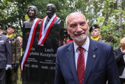 Antoni Macierewicz , popiersie