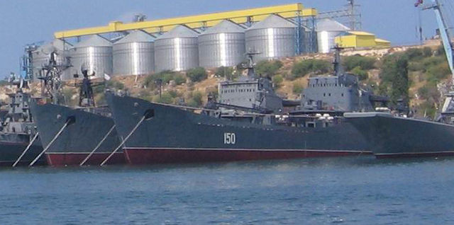 Okręty desantowe Floty Czarnomorskiej Saratow i Nikołaj Filczenkow zacumowane w Sewastopolu w 2007 r. Saratow został zatopiony przez Ukraińców