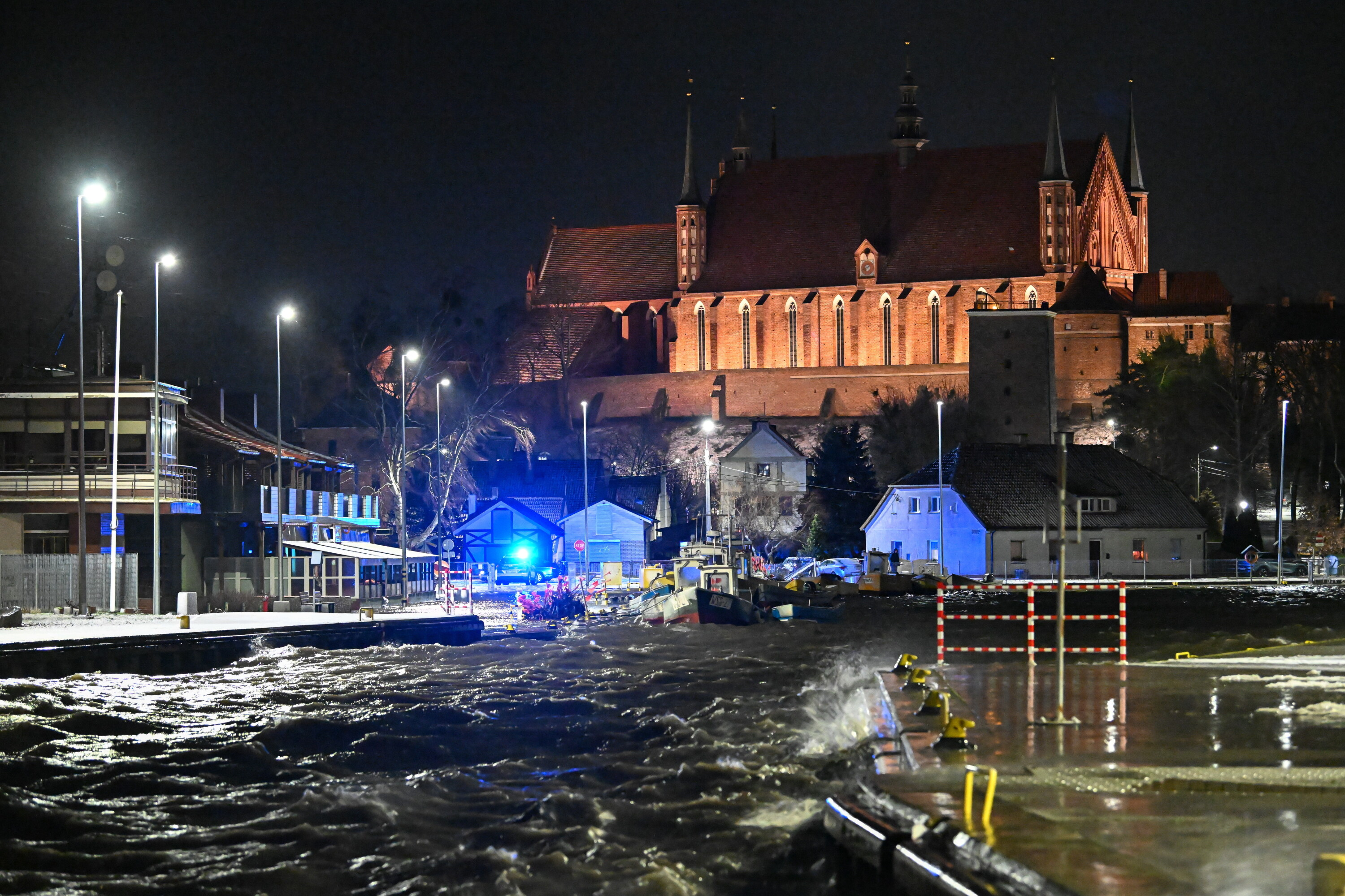 Śnieżyca i powódź jednocześnie: Woda z Zalewu zalewa Frombork