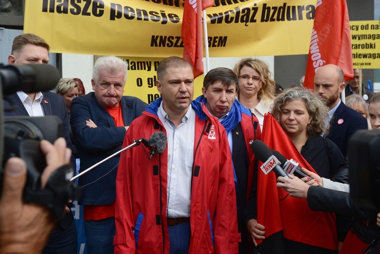 Przewodniczący Rady OPZZ województwa mazowieckiego Piotr Szumlewicz podczas konferencji prasowej.
