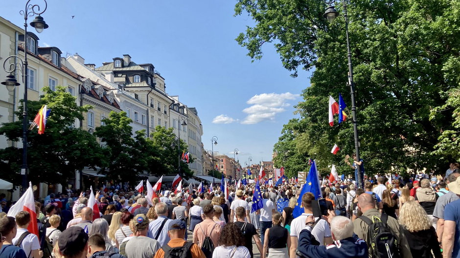 "Idę dla wnuczki, idę dla Polski. Daliśmy radę". Pokolenie 60 plus na marszu 4 czerwca