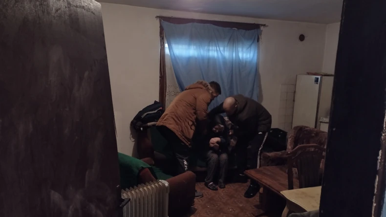 Drugovi N. C. pomažu baki Dušanki C. koja ima parkinskonovu bolest