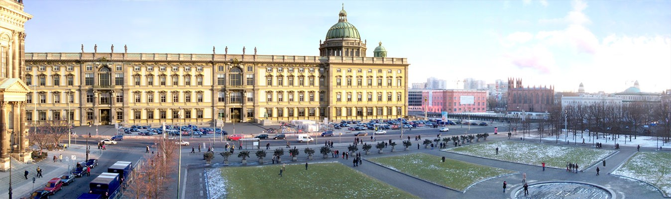 Stadtschloss, zabytkowy pałac w Berlinie, miał się doczekać renowacji już w 2012 roku. Poza rosnącymi daleko poza planowaną kwotę kosztami projektu, pojawiają się wątpliwości odnośnie jego słuszności. Wizualizacja odnowionego pałacu. Zdjęcie: eldaco (Own work) [GFDL (http://www.gnu.org/copyleft/fdl.html) or CC-BY-SA-3.0-2.5-2.0-1.0 (http://creativecommons.org/licenses/by-sa/3.0)], via Wikimedia Commons