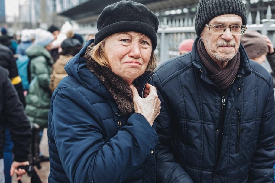 Ukraińska kobieta we łzach na dworcu w Kijowie