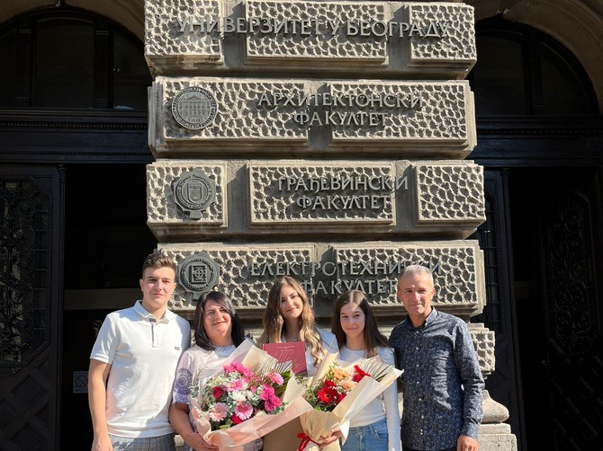 Porodica Bogdanović na Anđelinom diplomskom u Beogradu