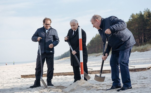 Prezes PiS wkopuje słupek w miejscu przyszłego przekopu przez Mierzeję.