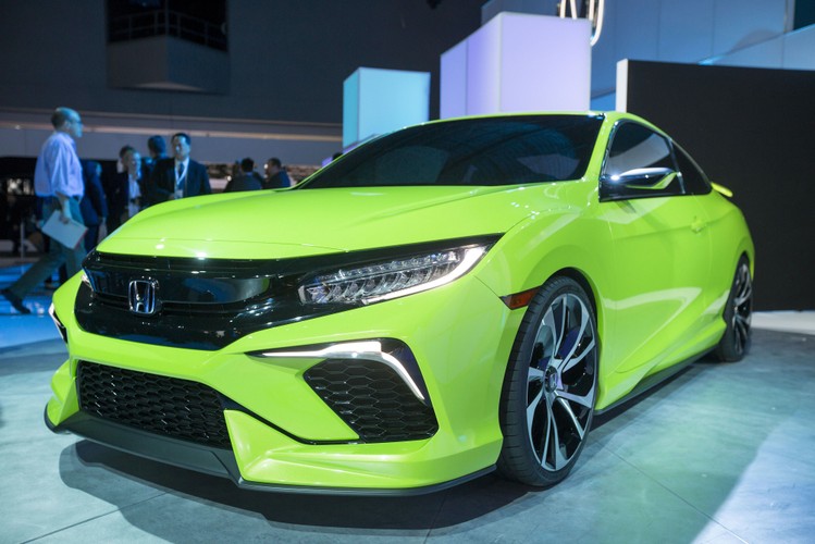 Koncern Honda Motor Co. zaprocentował nową edycję modelu Civic. 10. generacja kompaktowego auta będzie miała 'dynamiczny, sportowy i wyrafinowany' design. Ponadto w nowej Hondzie Civic pojawi się w opcjonalnie turbodoładowanie. 
<br><br>
Fotograf: Michael Nagle / Bloomberg