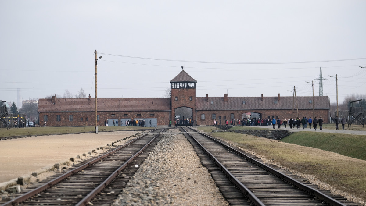 Od 4 maja mogą w Polsce wznowić działalność muzea i instytucje kultury. Decyzja pozostaje jednak w rękach dyrektora instytucji w porozumieniu z lokalnym inspektorem sanitarnym. Muzeum Auschwitz w oświadczeniu informuje, że nie zamierza na razie wznawiać działalności.