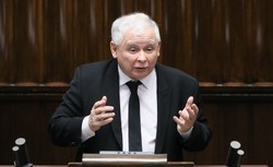 Sejm przyjął ustawę o zgromadzeniach. Było gorąco. Owacje dla Kaczyńskiego, opozycja krzyczała: Komuna wróciła