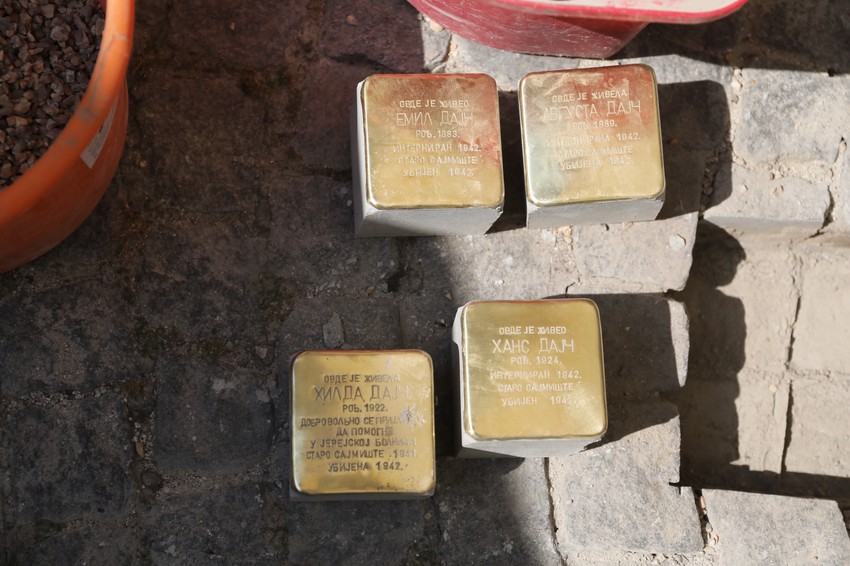 Kamenovi sa imenima i podacima porodice Dajč