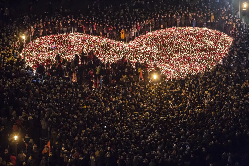 Polacy oddają hołd tragicznie zmarłemu prezydentowi. Poruszające zdjęcia