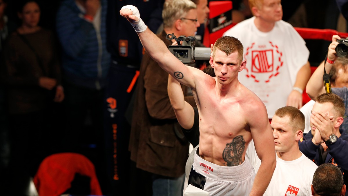 Już 22 marca Andrzej Fonfara, mistrz świata IBO, powróci na ring w głównej walce wieczoru na antenie ESPN z cyklu Friday Fight Nights . Nasz mistrz powróci między liny po ciężkiej kontuzji prawej dłoni [podwójnego złamania - przyp. red.] jakiej doznał w ostatnim pojedynku z Tommym Karpencym, w której wywalczył pas IBO . Andrzej ponownie zawalczy w hali UIC Pavilion w Chicago, tym razem jego rywalem będzie doświadczony Kanadyjczyk - Nicholson Poulard.