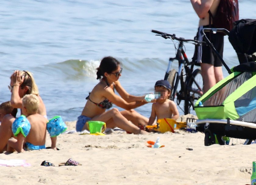 Marta Kaczyńska na plaży w Sopocie z synem