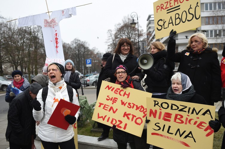 Prezes zarządu Stowarzyszenia Kongres Kobiet, dziennikarka Dorota Warakomska i posłanka Anna Grodzka, podczas 'Marszu pand'