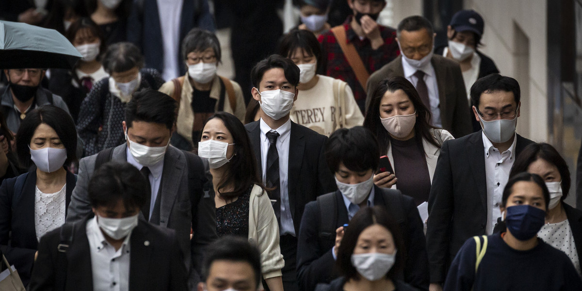 Ochrona innych przed wirusami, a siebie - przed smogiem. To, obok doświadczeń wyniesionych z pandemii SARS i MERS, główne powody, dla których mieszkańcy Azji Wschodniej noszą maseczki.