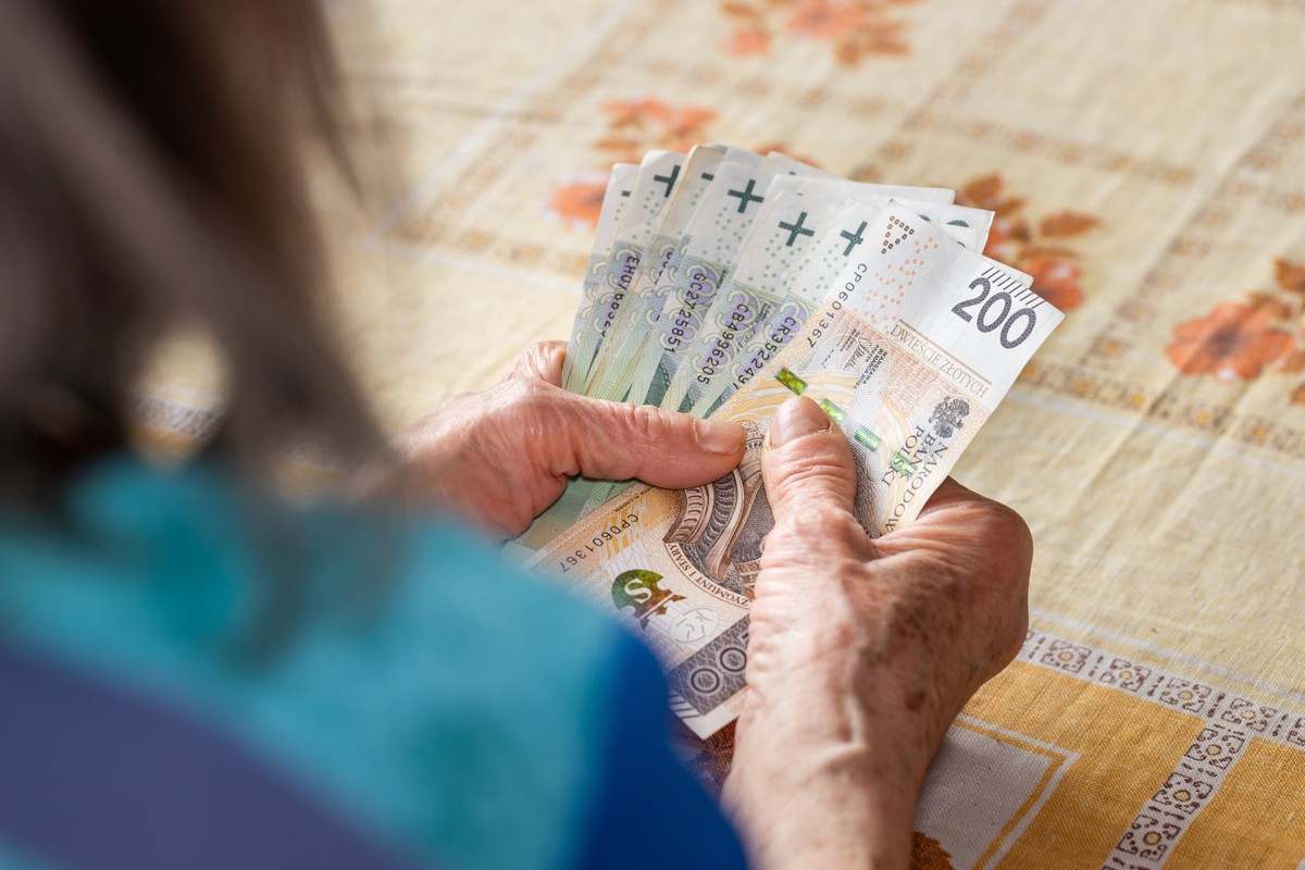 Masz 65 lat i jesteś na emeryturze? Sprawdź, ile dodatkowych pieniędzy możesz dostać